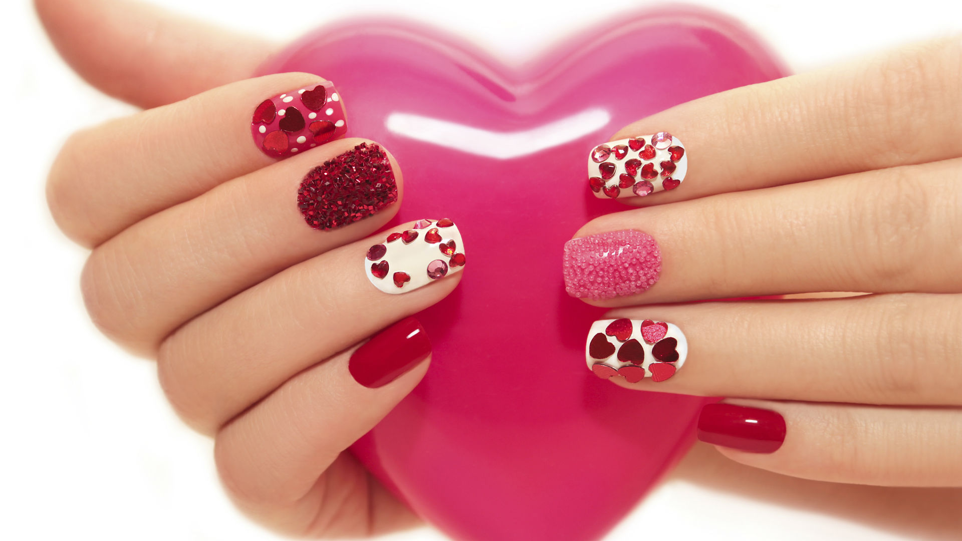 mujer-sosteniendo-un-corazon-rosa-con-manicure-san-valentin.jpg