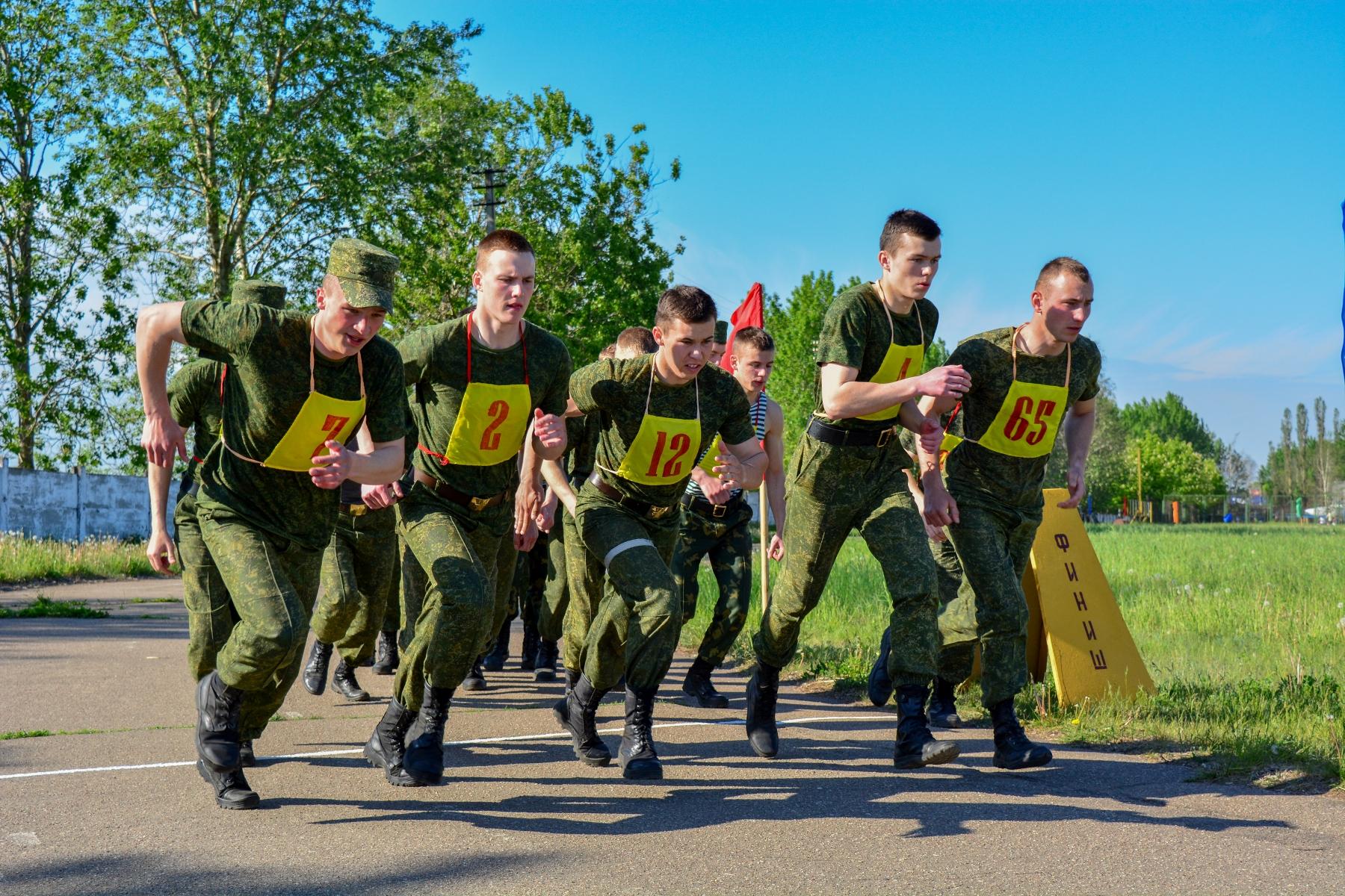 Физподготовка. Зарядка военнослужащих. Зарядка в армии. Соревнования в армии. Солдаты на зарядке.